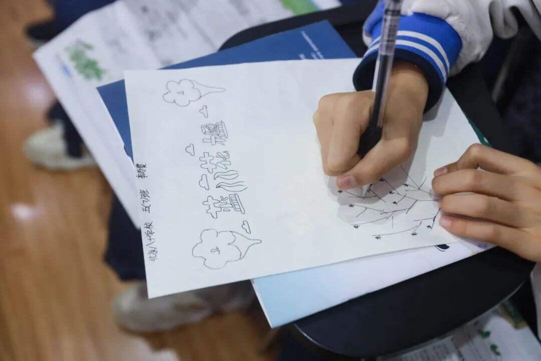 “花朵朵”昆明小记者丨100名小朋友学采访画昆明，在直播间里向母亲告白