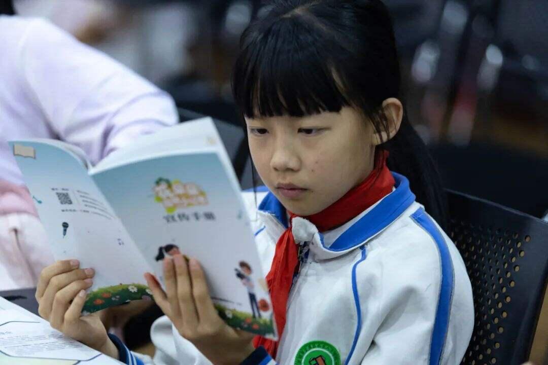 “花朵朵”昆明小记者丨100名小朋友学采访画昆明，在直播间里向母亲告白