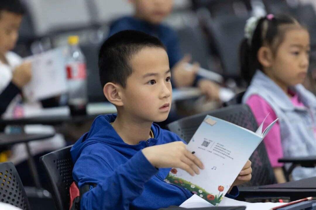 “花朵朵”昆明小记者丨100名小朋友学采访画昆明，在直播间里向母亲告白