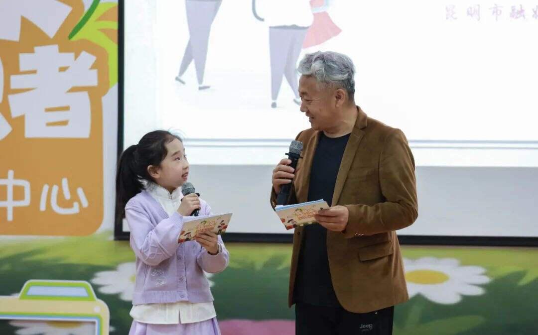 “花朵朵”昆明小记者丨100名小朋友学采访画昆明，在直播间里向母亲告白