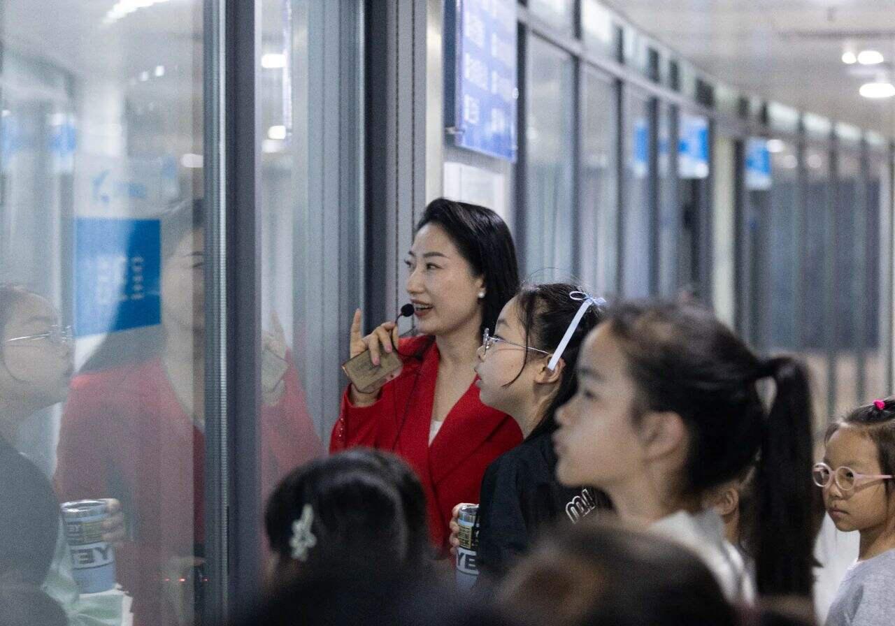 “花朵朵”昆明小记者丨100名小朋友学采访画昆明，在直播间里向母亲告白