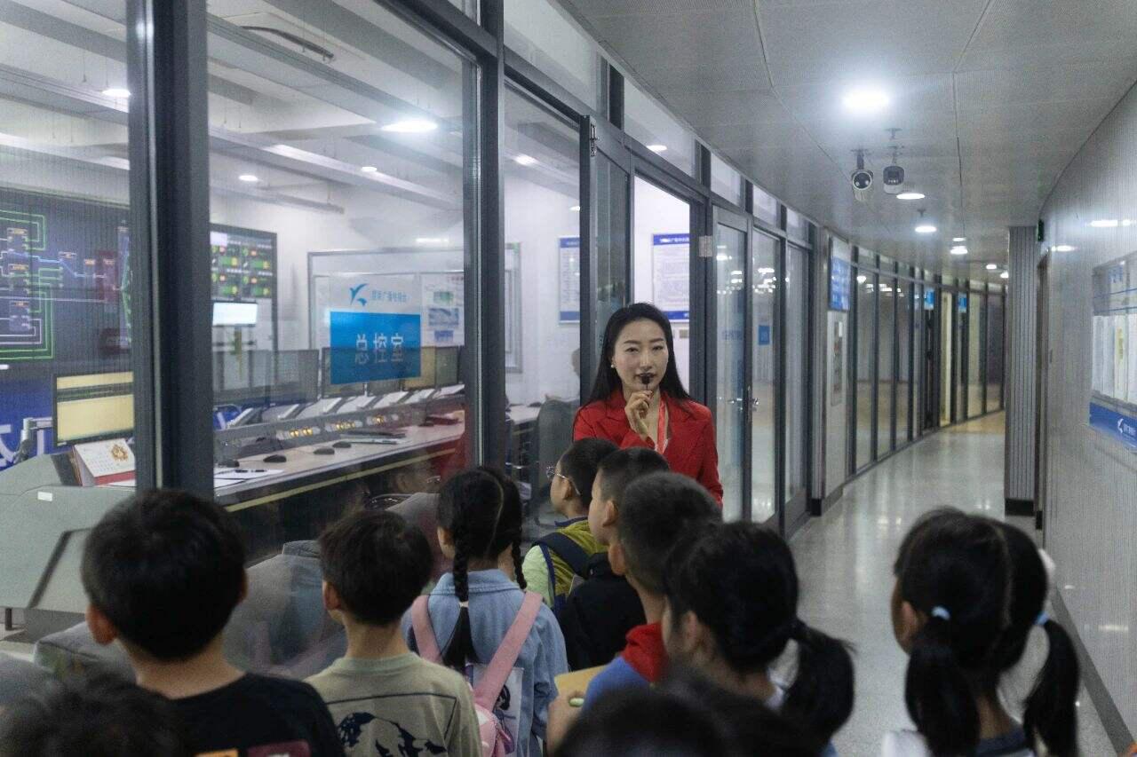 “花朵朵”昆明小记者丨100名小朋友学采访画昆明，在直播间里向母亲告白