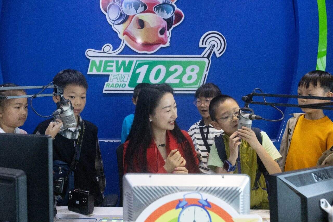 “花朵朵”昆明小记者丨100名小朋友学采访画昆明，在直播间里向母亲告白
