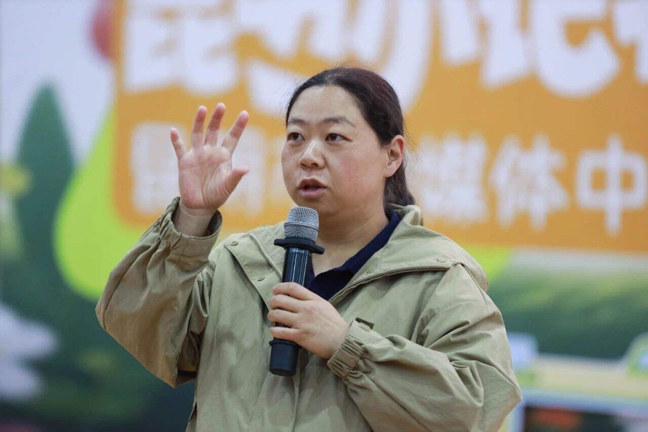 “花朵朵”昆明小记者丨100名小朋友学采访画昆明，在直播间里向母亲告白
