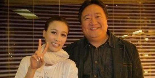 春晚“笑脸哥”连续18年坐观众席，野心不小，还有这样的背景？