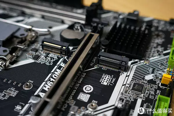 【老黄搞机篇一百六十七】年货3A来袭，艾尔莎EA H610M-E带你玩转《极品飞车22：不羁》