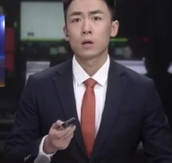 黑龙江台突发演播事故，男主播当场变脸，直接换成东北话交流