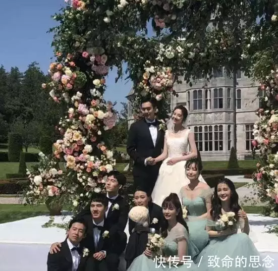 张若昀唐艺昕婚礼现场图，俊男靓女合照互动，外媒报纸发文祝福