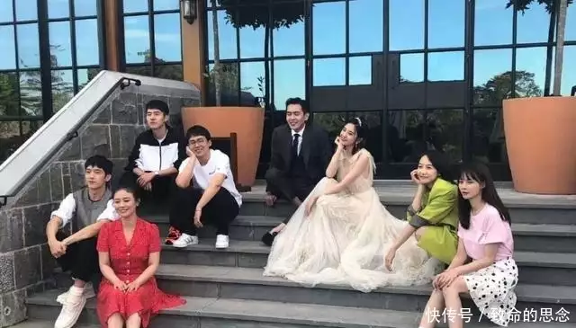 张若昀唐艺昕婚礼现场图，俊男靓女合照互动，外媒报纸发文祝福