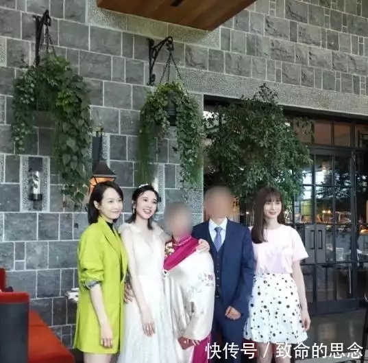 张若昀唐艺昕婚礼现场图，俊男靓女合照互动，外媒报纸发文祝福