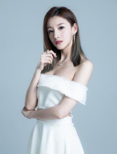 董卿李思思后，央视新出一位美女主持，被网友称为中央电台新一姐