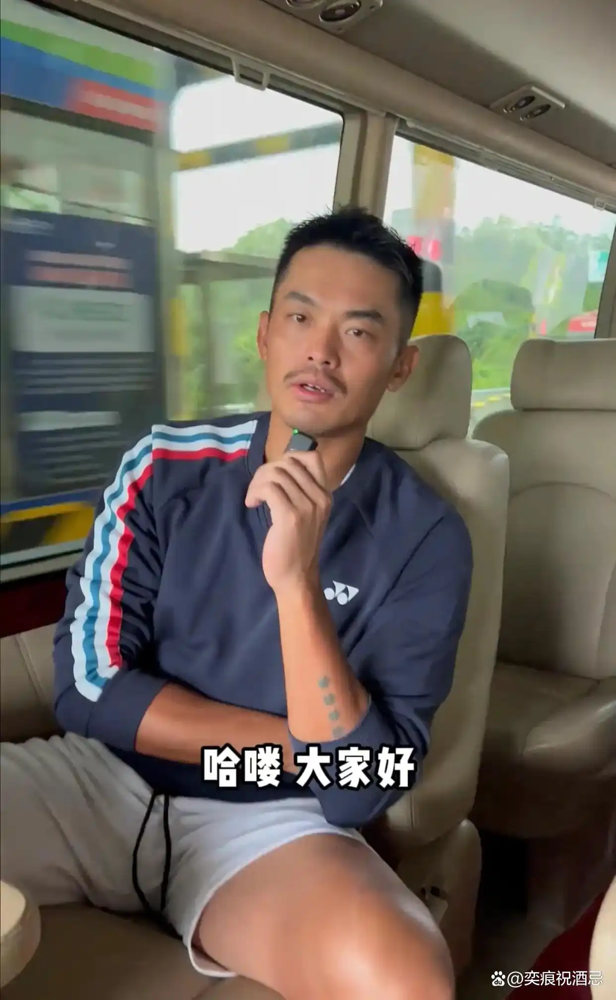 林丹的白色超短裤大挑战：叉开腿的魅力，谁能抵挡？