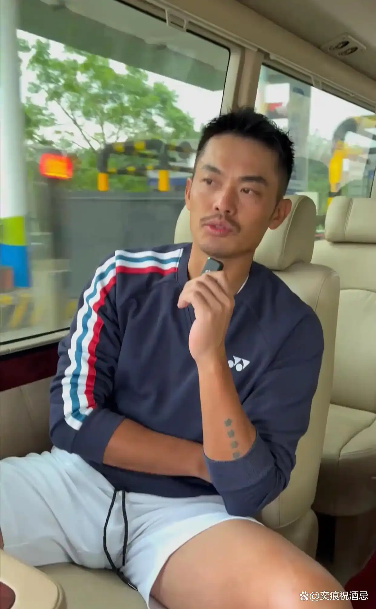 林丹的白色超短裤大挑战：叉开腿的魅力，谁能抵挡？