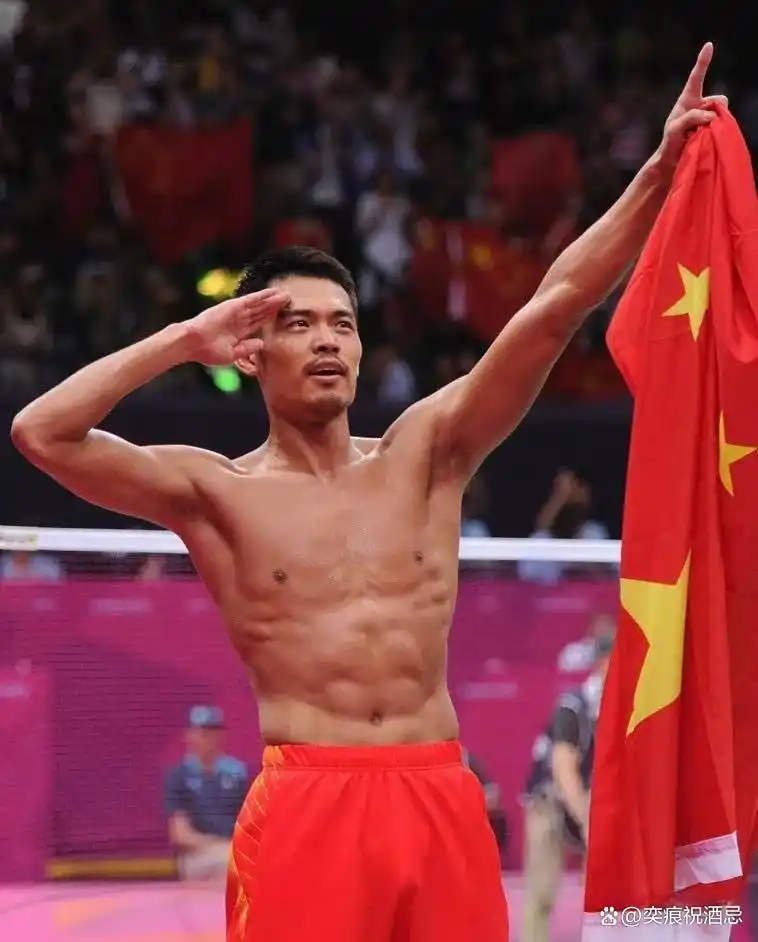 林丹的白色超短裤大挑战：叉开腿的魅力，谁能抵挡？