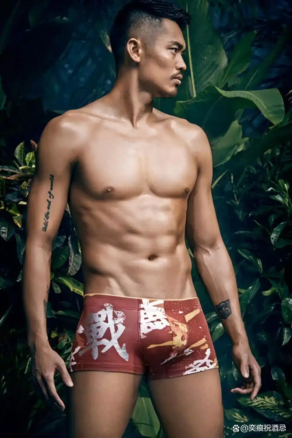 林丹的白色超短裤大挑战：叉开腿的魅力，谁能抵挡？