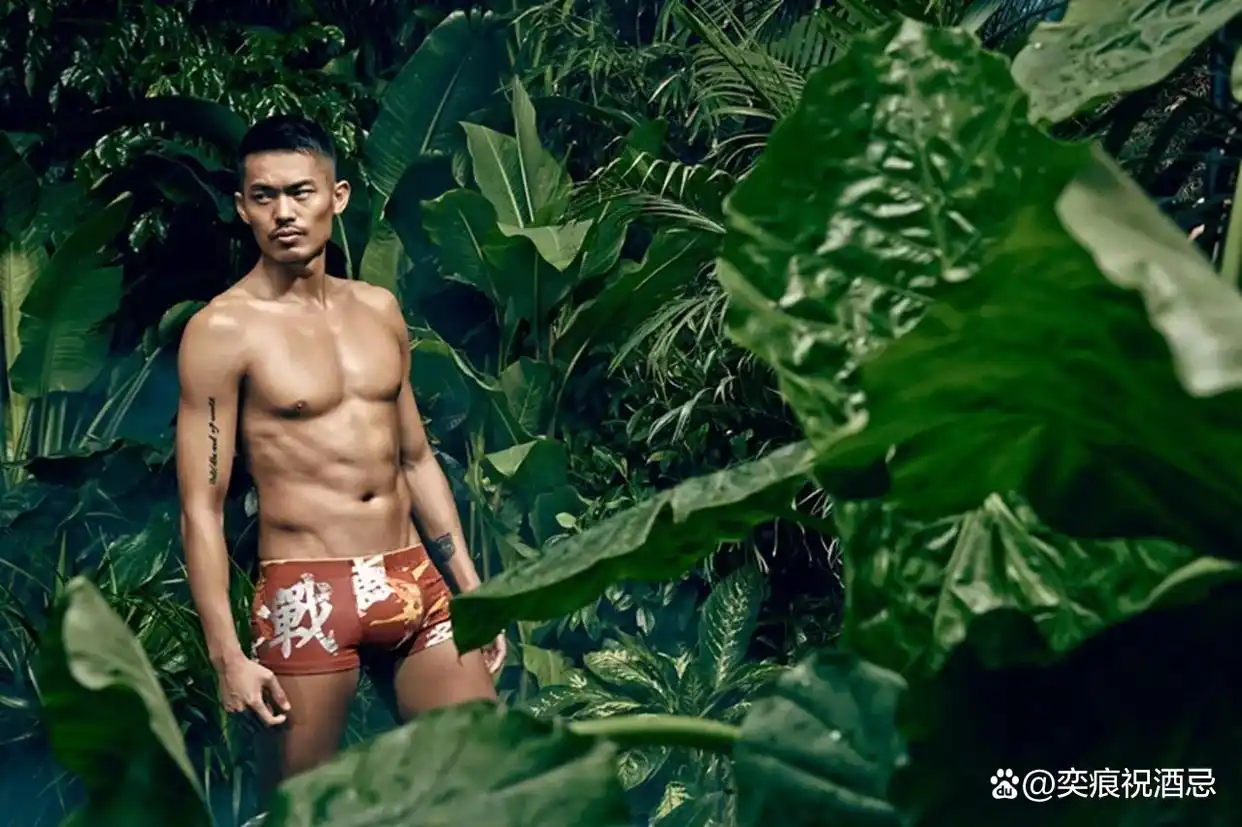 林丹的白色超短裤大挑战：叉开腿的魅力，谁能抵挡？