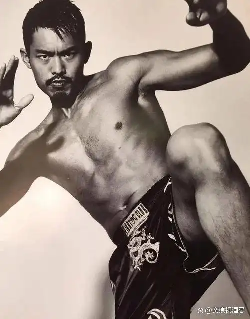 林丹的白色超短裤大挑战：叉开腿的魅力，谁能抵挡？
