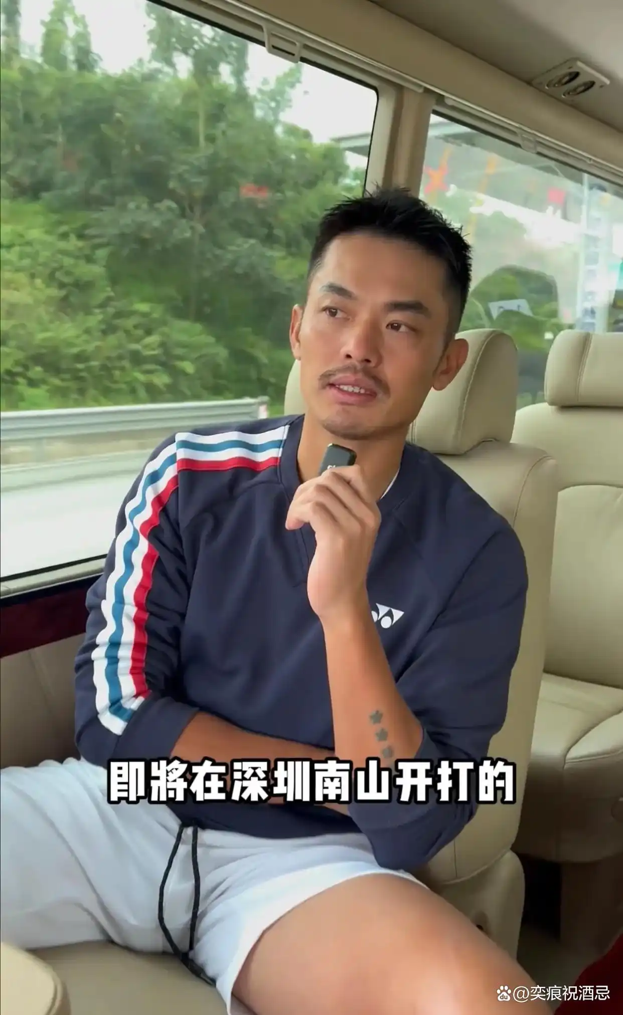 林丹的白色超短裤大挑战：叉开腿的魅力，谁能抵挡？