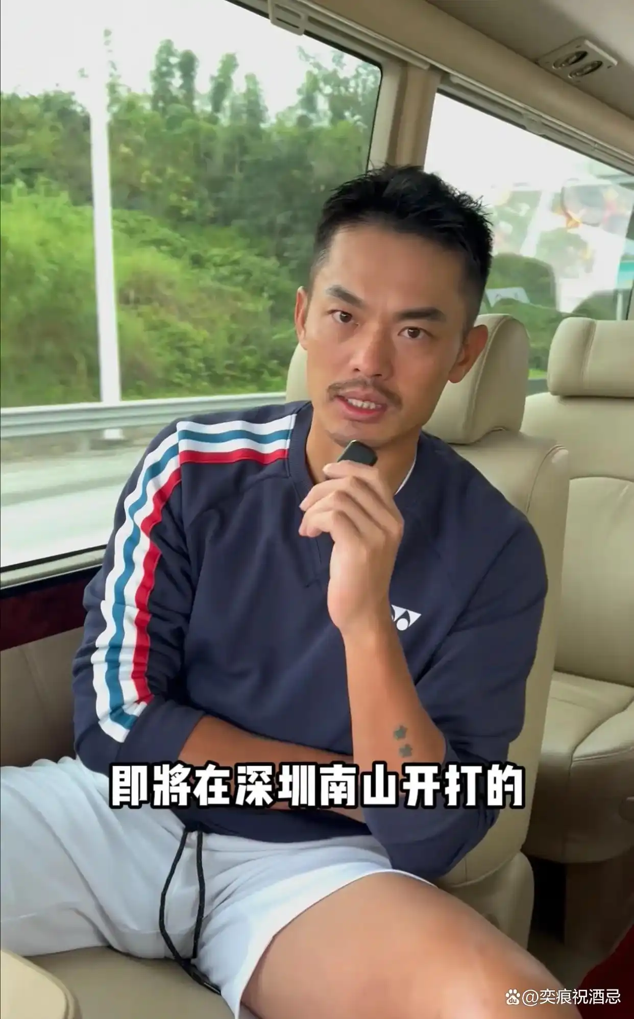 林丹的白色超短裤大挑战：叉开腿的魅力，谁能抵挡？
