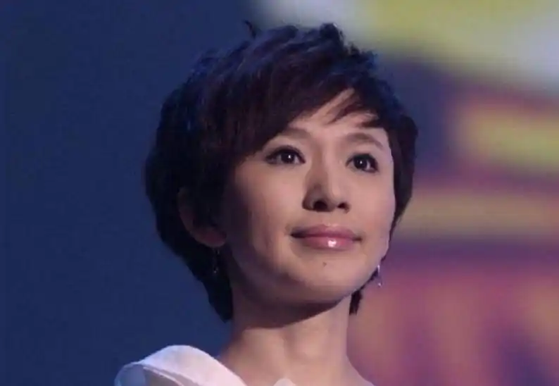回顾央视主持欧阳夏丹：16岁父亲去世，20岁母亲患癌，46岁单身未婚