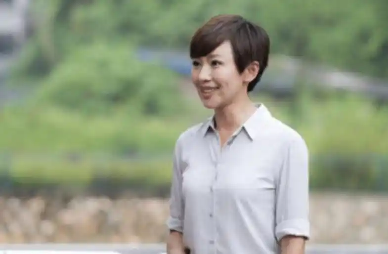 回顾央视主持欧阳夏丹：16岁父亲去世，20岁母亲患癌，46岁单身未婚
