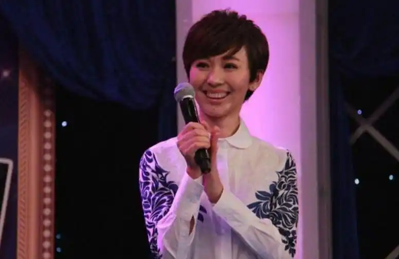 回顾央视主持欧阳夏丹：16岁父亲去世，20岁母亲患癌，46岁单身未婚