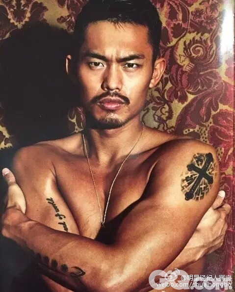 林丹“喷血”大尺度写真 “卖肉”照不输小贝C罗