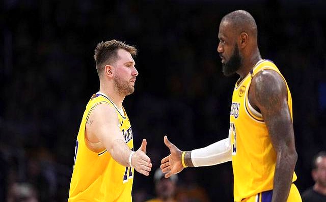 NBA交易传闻：内部人士预测詹姆斯在现实情况下会以天价加盟纽约
