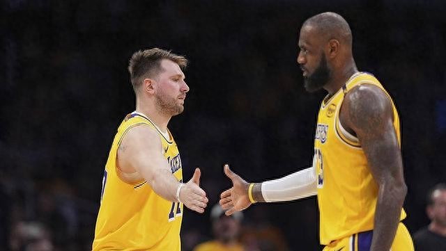 NBA交易传闻：内部人士预测詹姆斯在现实情况下会以天价加盟纽约