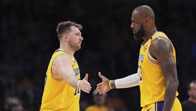 NBA交易传闻：内部人士预测詹姆斯在现实情况下会以天价加盟纽约
