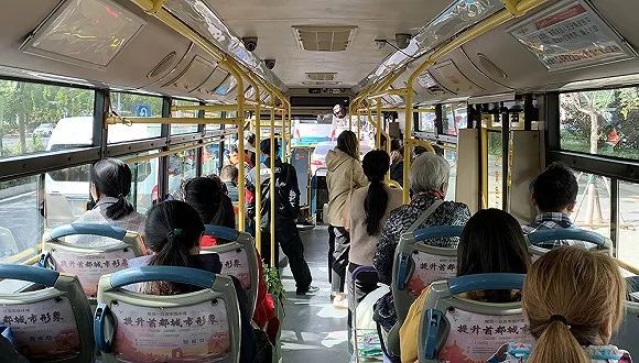 路况这么堵，谁在北京坐公交车？