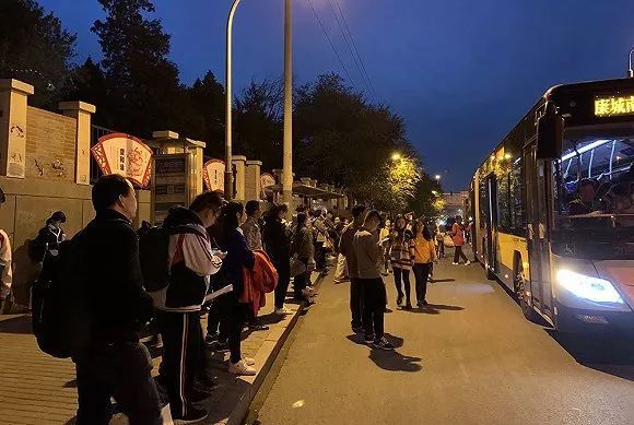 路况这么堵，谁在北京坐公交车？