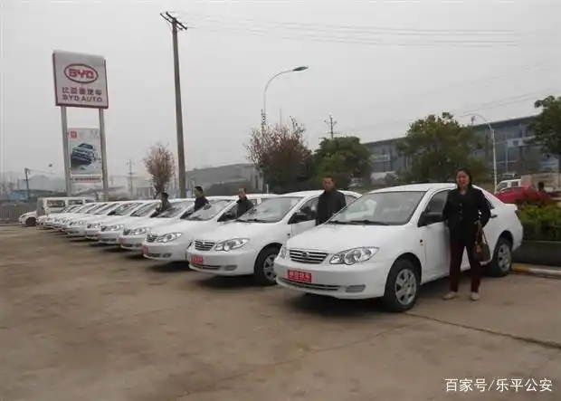 触目惊心！驾校车坠河致一人死亡，90后教练是否有违规操作？