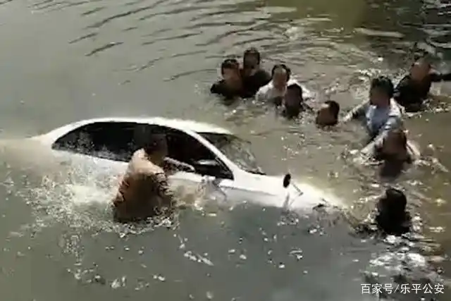 触目惊心！驾校车坠河致一人死亡，90后教练是否有违规操作？