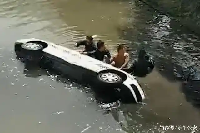 触目惊心！驾校车坠河致一人死亡，90后教练是否有违规操作？