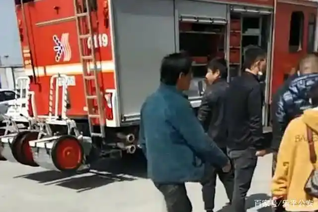触目惊心！驾校车坠河致一人死亡，90后教练是否有违规操作？