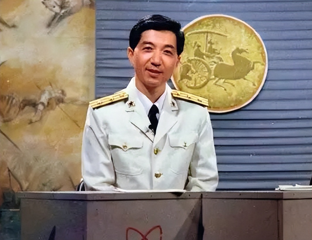 战忽局局座张召忠，做客电视台分析军事，凭“奇怪理论”走红网络