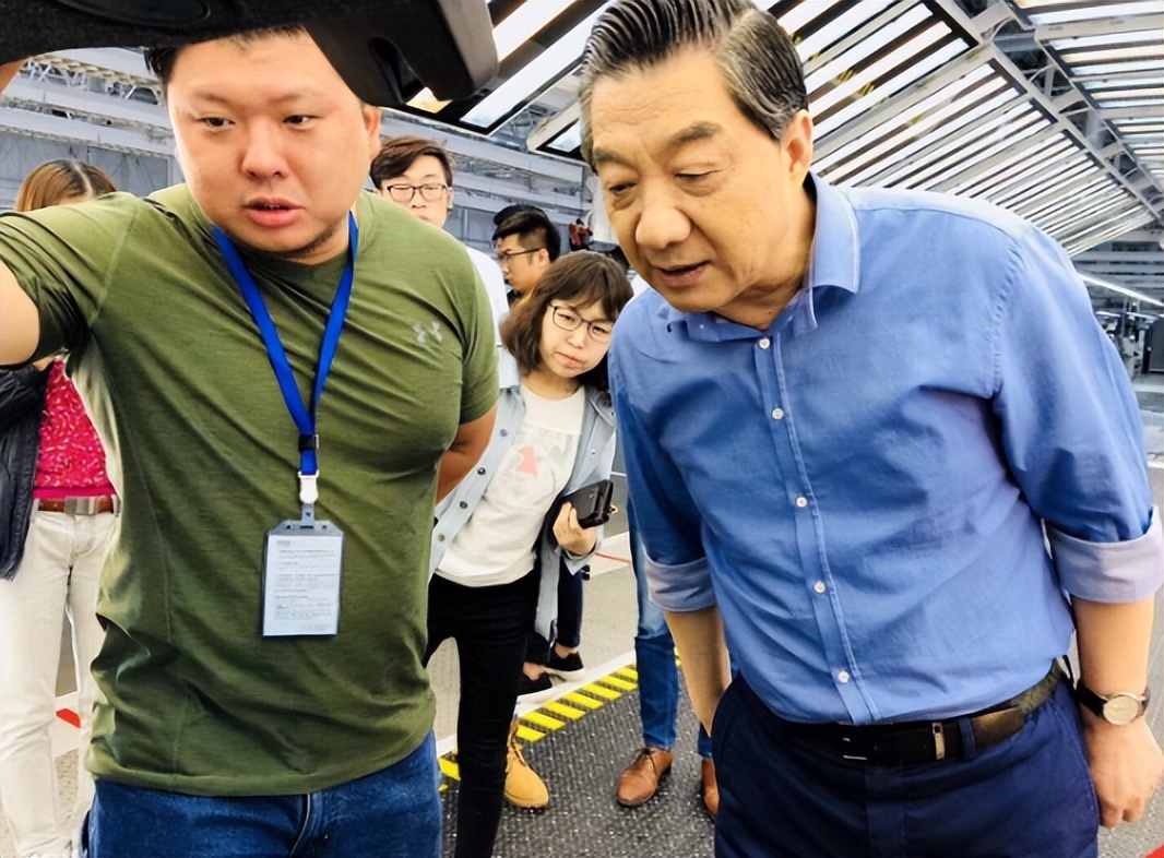 战忽局局座张召忠，做客电视台分析军事，凭“奇怪理论”走红网络