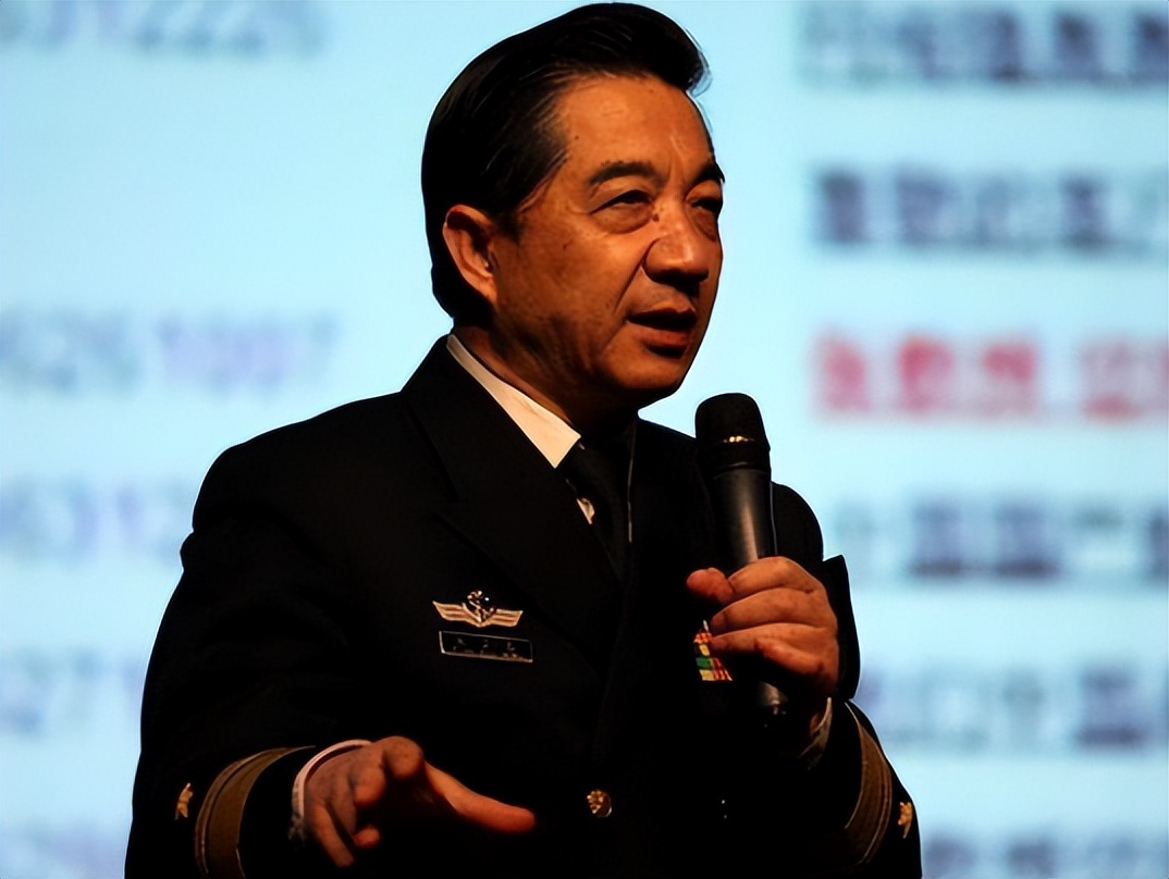战忽局局座张召忠，做客电视台分析军事，凭“奇怪理论”走红网络