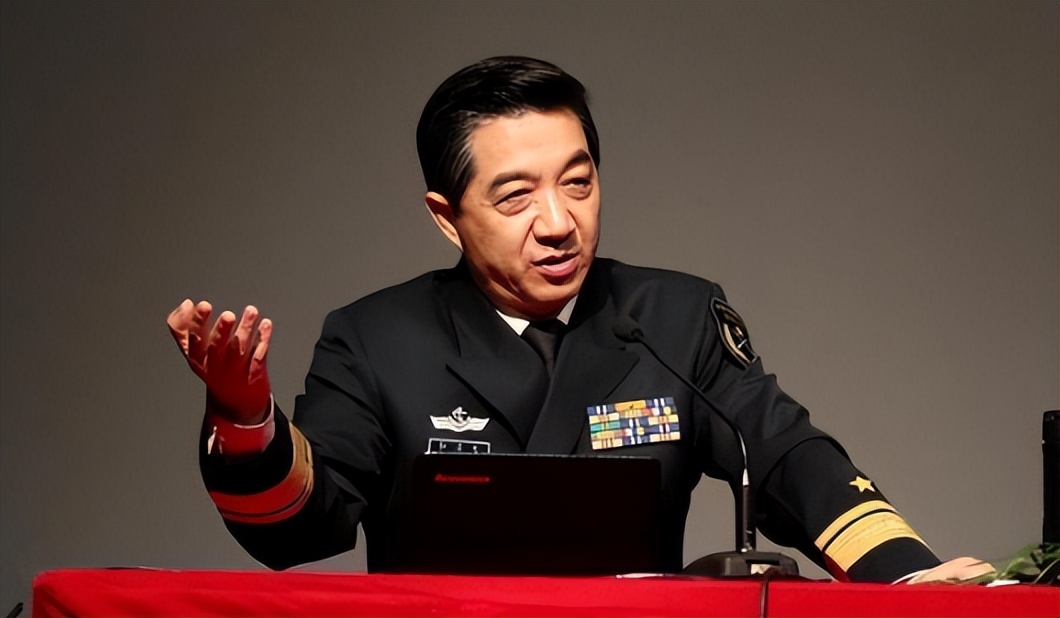 战忽局局座张召忠，做客电视台分析军事，凭“奇怪理论”走红网络