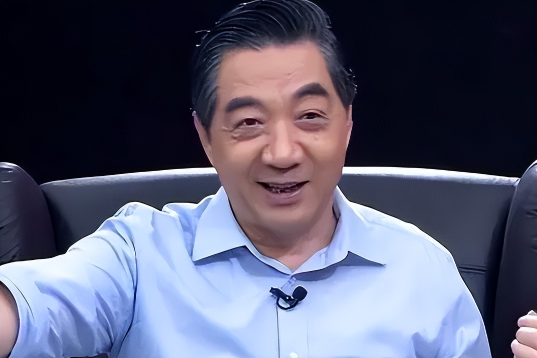 战忽局局座张召忠，做客电视台分析军事，凭“奇怪理论”走红网络