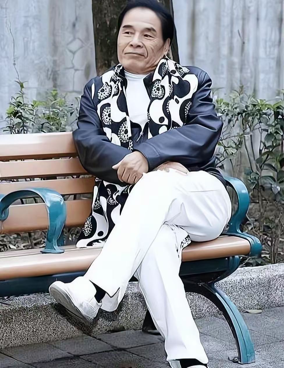 “6个老婆”同住一屋，每人每月7万零花钱，71岁娶第7房小娇妻
