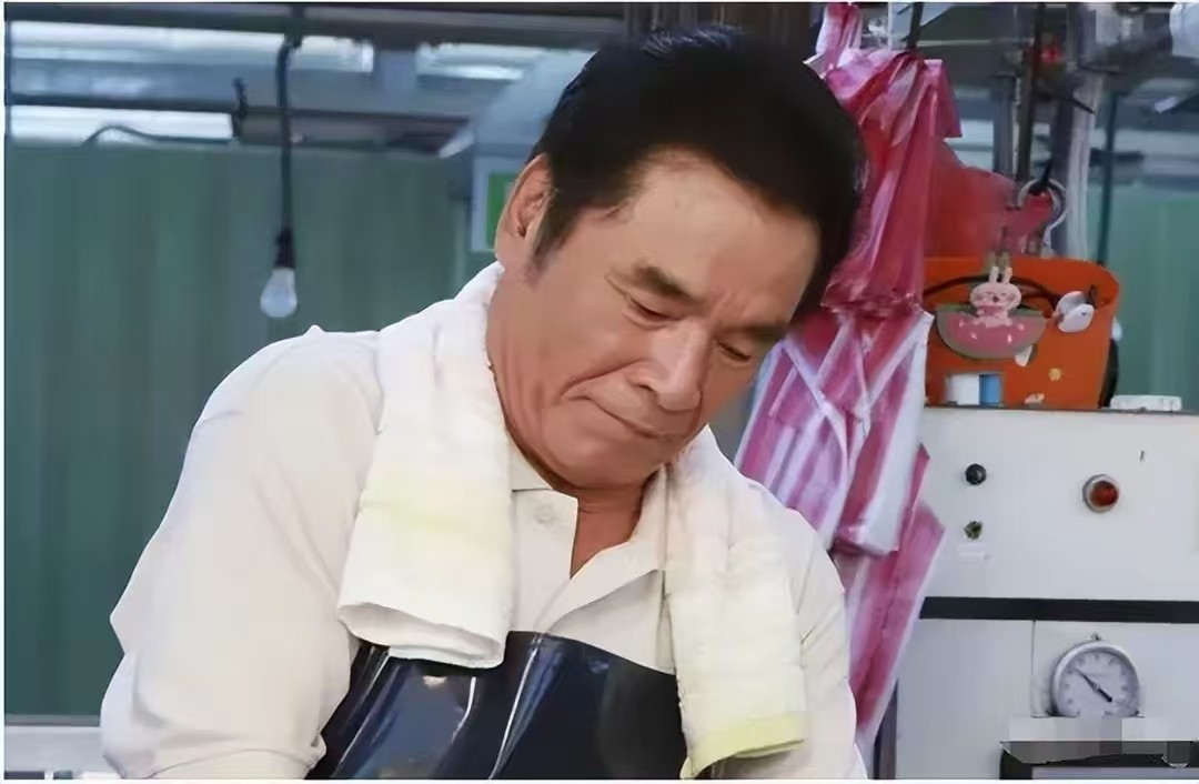 “6个老婆”同住一屋，每人每月7万零花钱，71岁娶第7房小娇妻