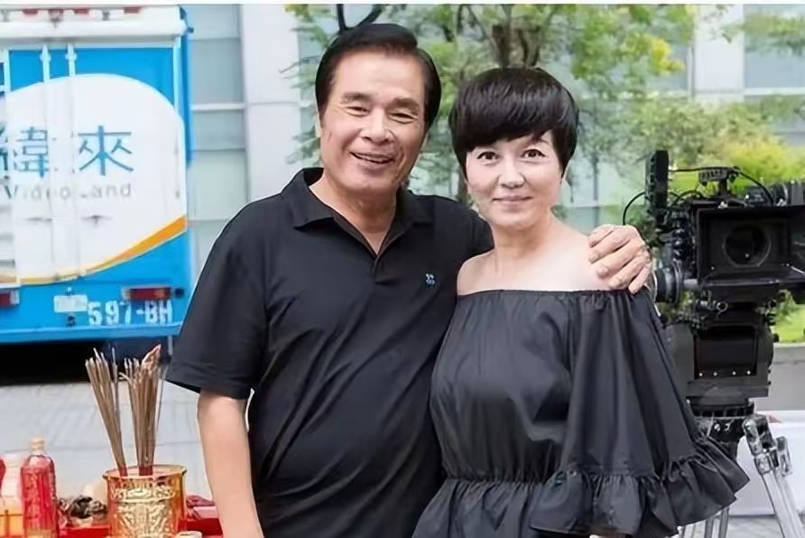 “6个老婆”同住一屋，每人每月7万零花钱，71岁娶第7房小娇妻
