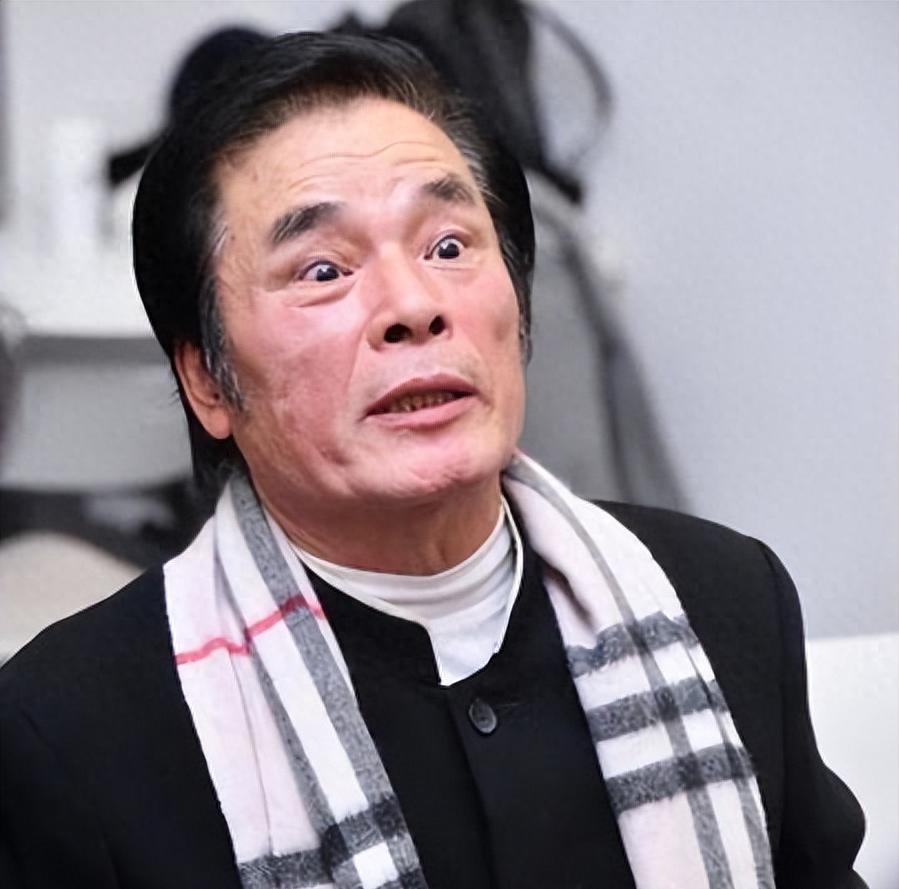 他和6个老婆同住一屋，每人每月7万零花钱，71岁再娶20岁小娇妻