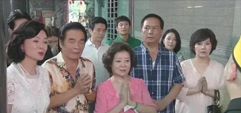 他和6个老婆同住一屋，每人每月7万零花钱，71岁再娶20岁小娇妻