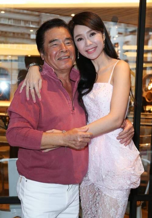 他和6个老婆同住一屋，每人每月7万零花钱，71岁再娶20岁小娇妻
