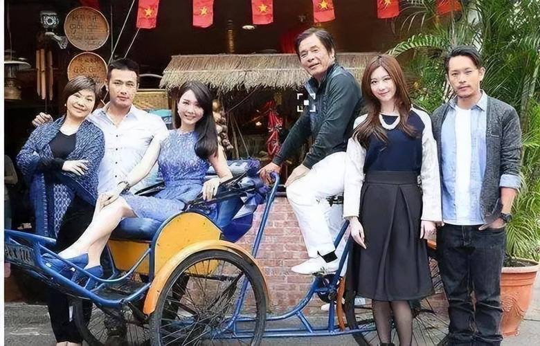 他和6个老婆同住一屋，每人每月7万零花钱，71岁再娶20岁小娇妻