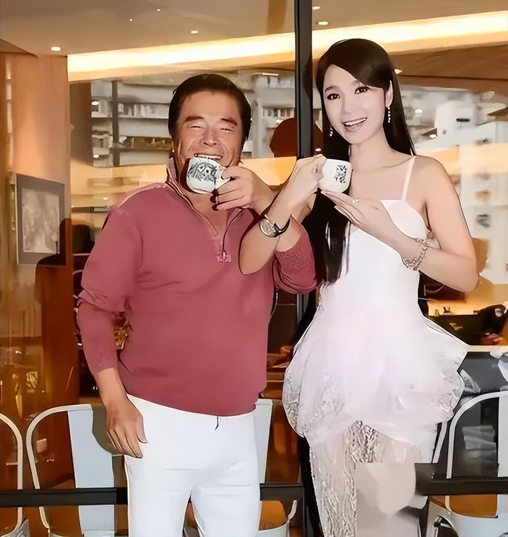 他和6个老婆同住一屋，每人每月7万零花钱，71岁再娶20岁小娇妻
