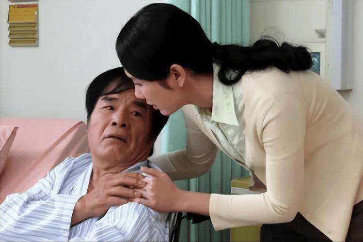他和6个老婆同住一屋，每人每月7万零花钱，71岁再娶20岁小娇妻